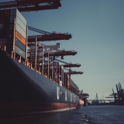 Containerschiffe stauen sich vor den Hafen